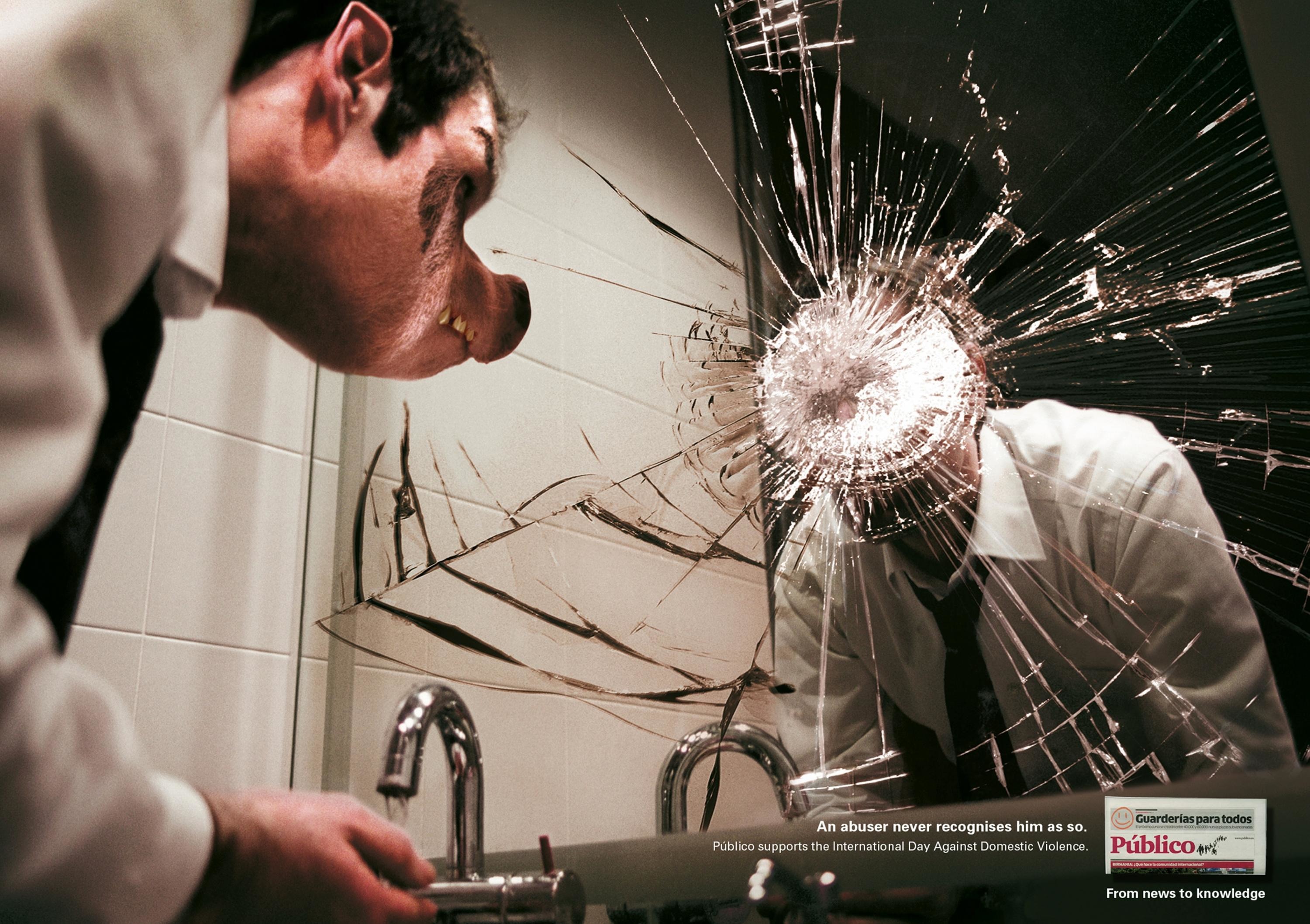 Разбить работу на. Разбитое зеркало кулаком. Человек в разбитом зеркале. Человек разбивает зеркало.