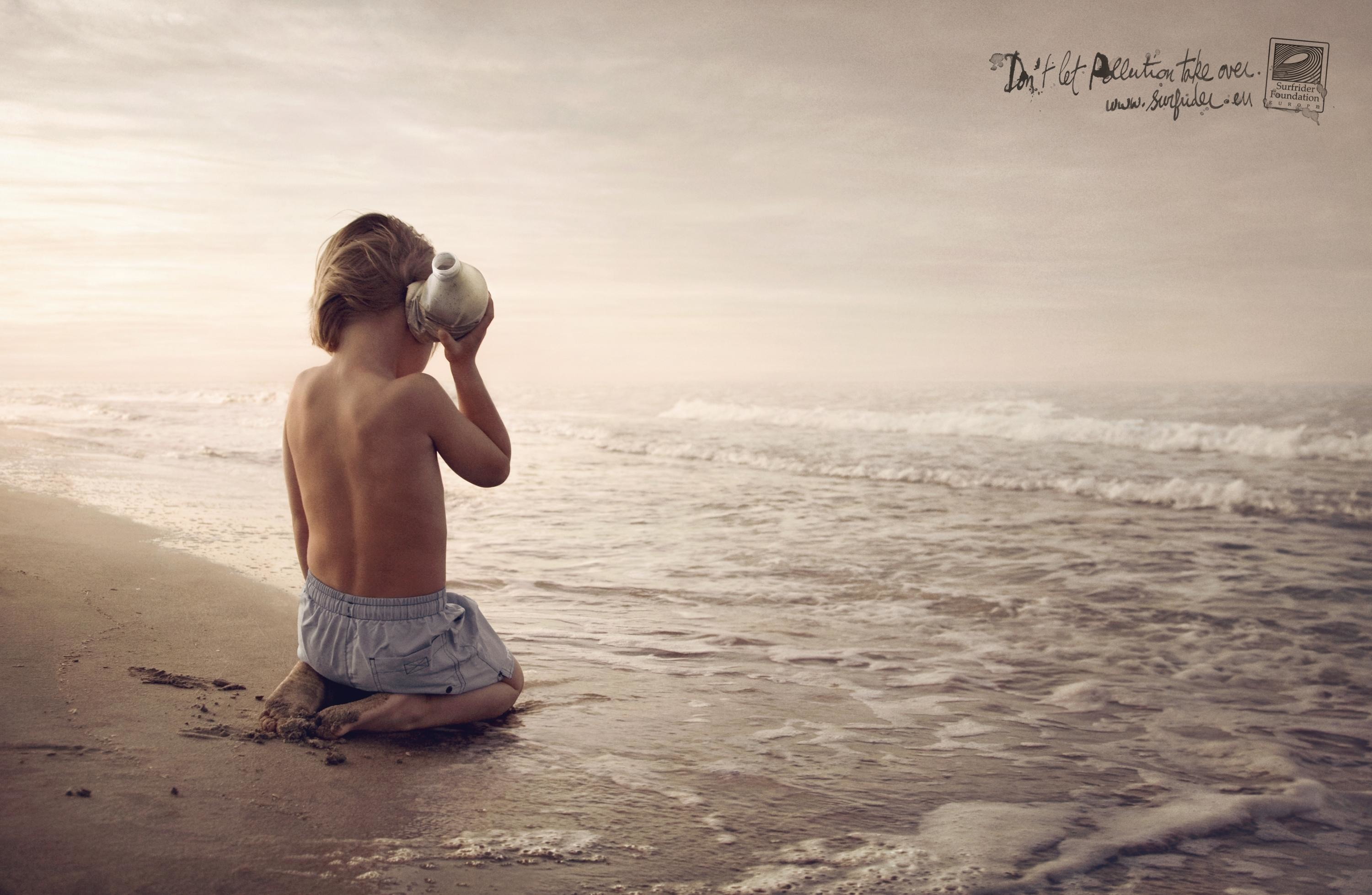 Прислушайся к звучанию. Мальчик на море. Дети на море. Малыш на море. Дети сидят на берегу моря.