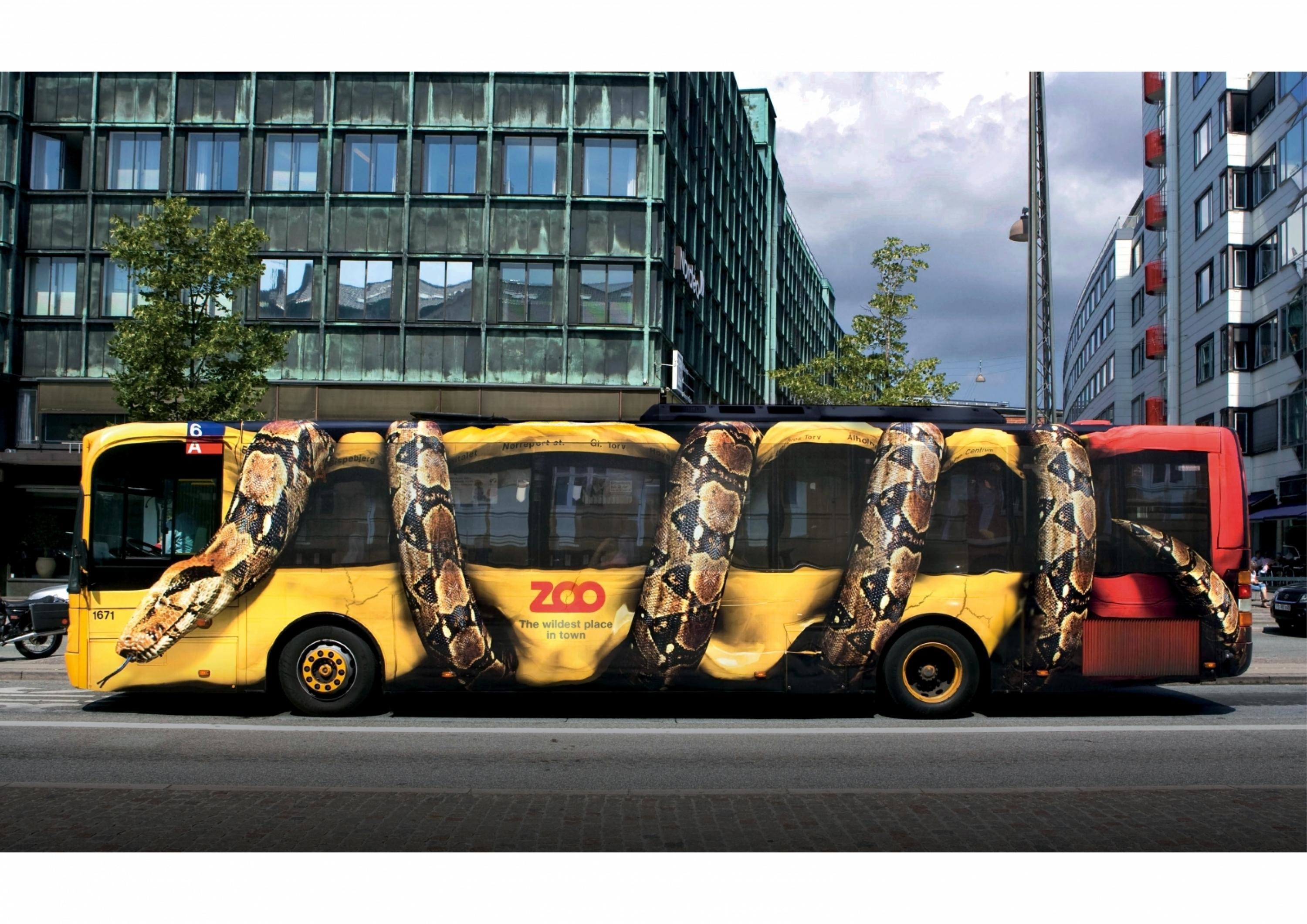 Можно на машине можно на автобусе. Реклама на транспорте. Транзитная реклама. Необычные автобусы. Необычная реклама на авто.